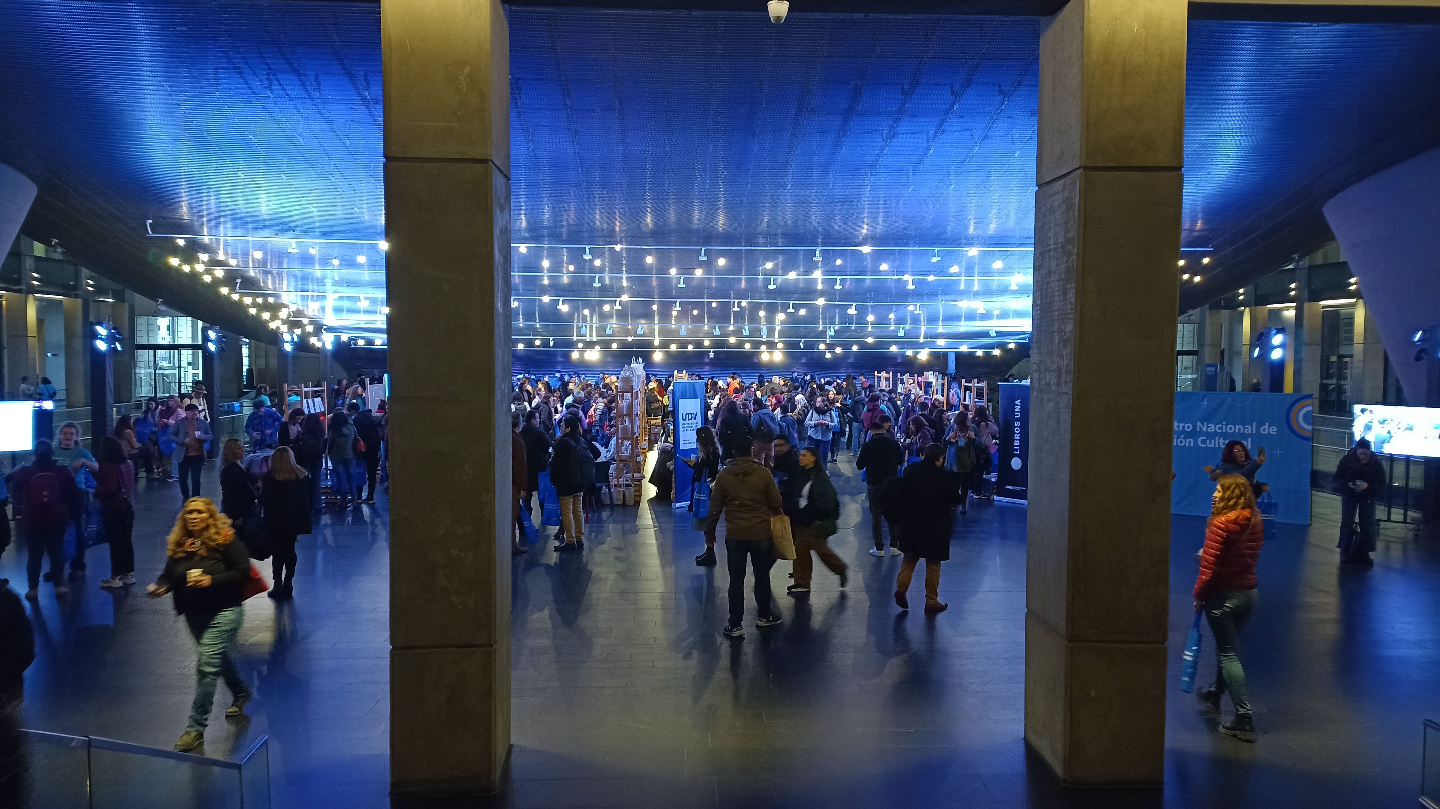 Panorámica donde se ve mucha gente en el evento en el Centro Cultural Kichner
