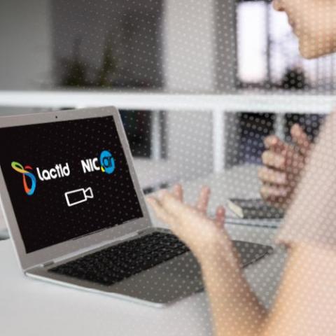 Una persona frente a una laptop con los logos de NIC Argentina y LACTLD