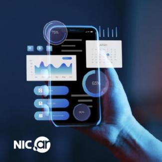 La mano sostiene un celular, se veb graficos de estadísticas.